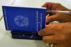 Carteira de Trabalho (Foto: Marcello Casal Jr./Agência Brasil)