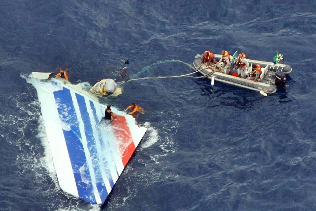 Destroços do avião da Air France que caiu no oceano Atlântico quando voava do Rio para Paris