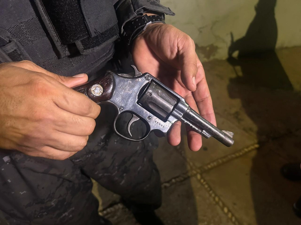Dois homens suspeitos de realizar um arrastão em uma clínica na Zona Norte de Teresina foram presos pela Polícia Militar menos de cinco horas após o crime ( arma do crime )