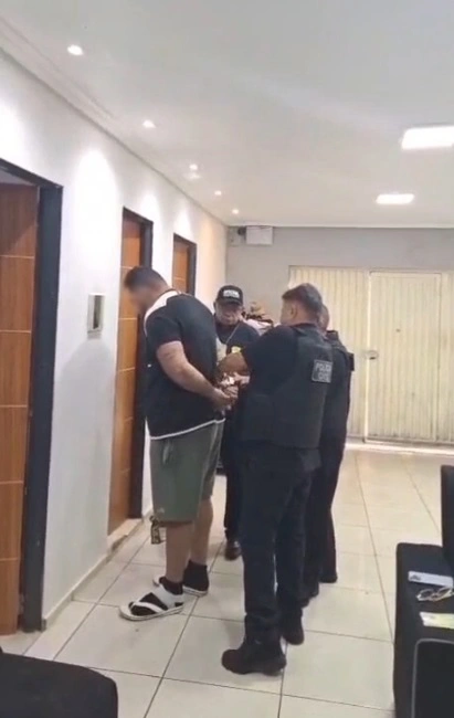 dono de uma revenda de veículos, identificado como Diego Alisson, foi preso na manhã desta quarta-feira (20), em Teresina, suspeito de aplicar golpes em clientes com a compra e venda de automóveis