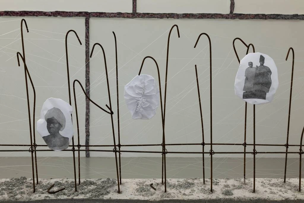 Em 'Aracnes', Paulino costura retratos de mulheres negras com fios que remetem a teias de aranhas