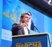 Entre aplausos e gritos de “Vorcaro”, Flávio evita escândalo do Master em Brasília