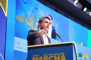 Flávio Bolsonaro durante discurso na 27ª Marcha dos Prefeitos (Foto: Agência CNM)