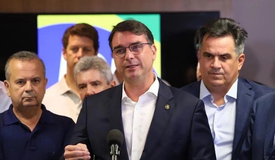 Flávio Bolsonaro na sede do PL