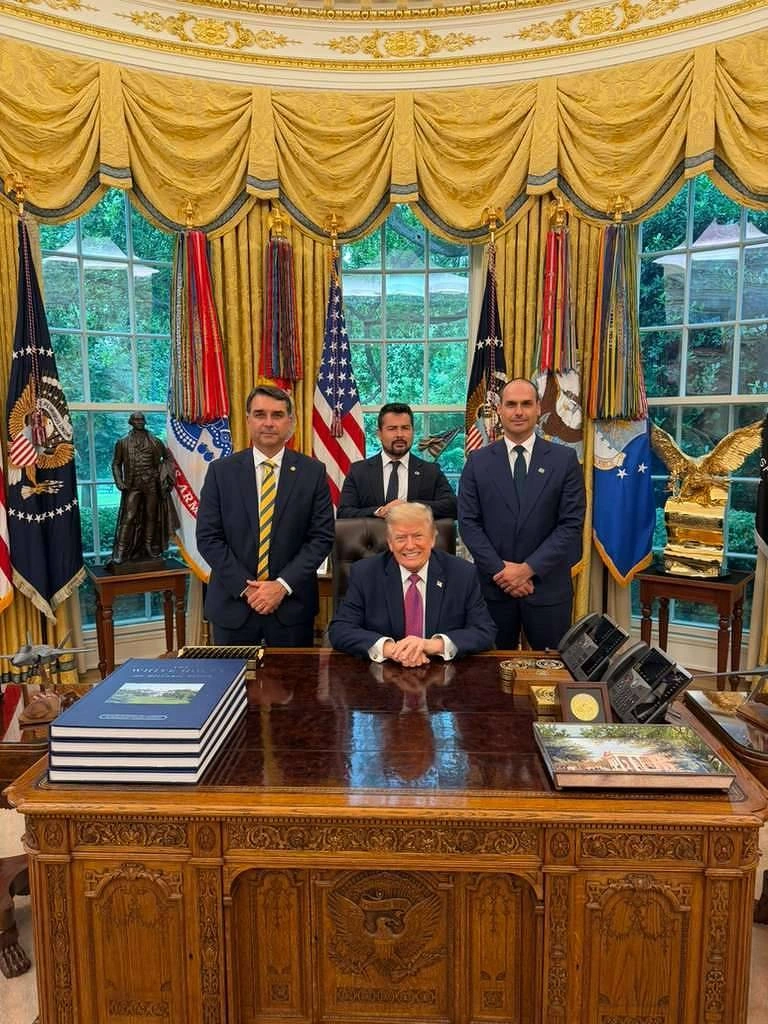 Flávio Bolsonaro, o influenciador Paulo Figueiredo e Eduardo Bolsonaro com Donald Trump em encontro na Casa Branca