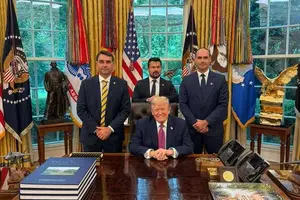 Flávio Bolsonaro, o influenciador Paulo Figueiredo e Eduardo Bolsonaro com Donald Trump em encontro na Casa Branca (Foto: Reprodução)