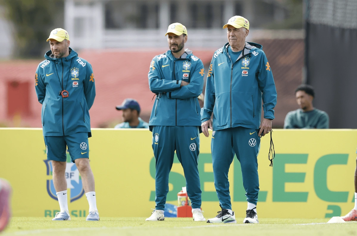 Francesco Mauri, Davide Ancelotti e Carlo Ancelotti observam treino da Seleção na Granja Comary