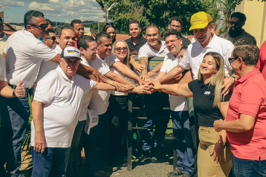 Governo do Piauí pavimenta mais de 10 ruas de Brejo do Piauí com asfalto e entrega kit de mobília para creche