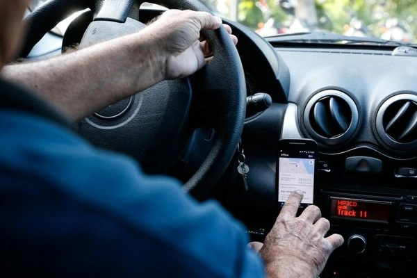 Governo lança programa de crédito destinado a motoristas de aplicativos e taxistas