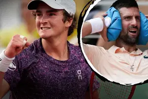 João Fonseca e Novak Djokovic na 3ª rodada de Roland Garros (Foto: imagem de reprodução)
