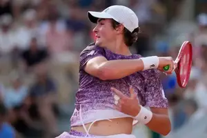 João Fonseca em ação em Roland Garros, contra Pavlovic (Foto: imagem de reprodução)