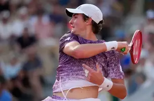 João Fonseca em ação em Roland Garros, contra Pavlovic (Foto: imagem de reprodução)