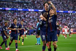 Jogadores do PSG celebram gol de Dembélé (Foto: AFP)