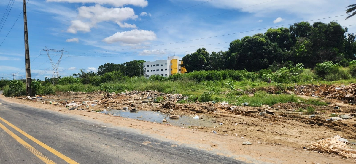 Lixão na zona sudeste ao lado da Avenida Noé Mendes