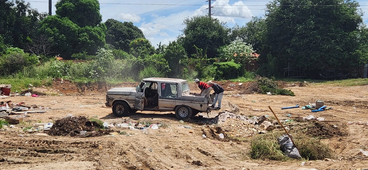 Lixão na zona sudeste ao lado da Avenida Noé Mendes