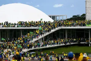 Manifestantes invadem o Congresso Nacional em 8 de janeiro de 2023 e atuam na vandalização de obras de arte, móveis e instalações arquitetônicas (Foto: Marcelo Camargo/Agência Brasil)