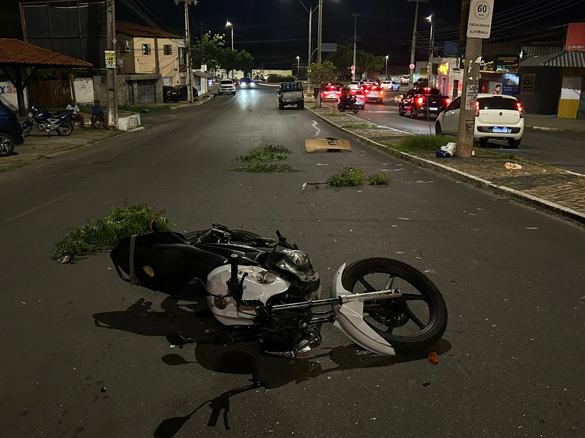 Motorista perde freio, invade contramão e deixa feridos na Av. Valter Alencar