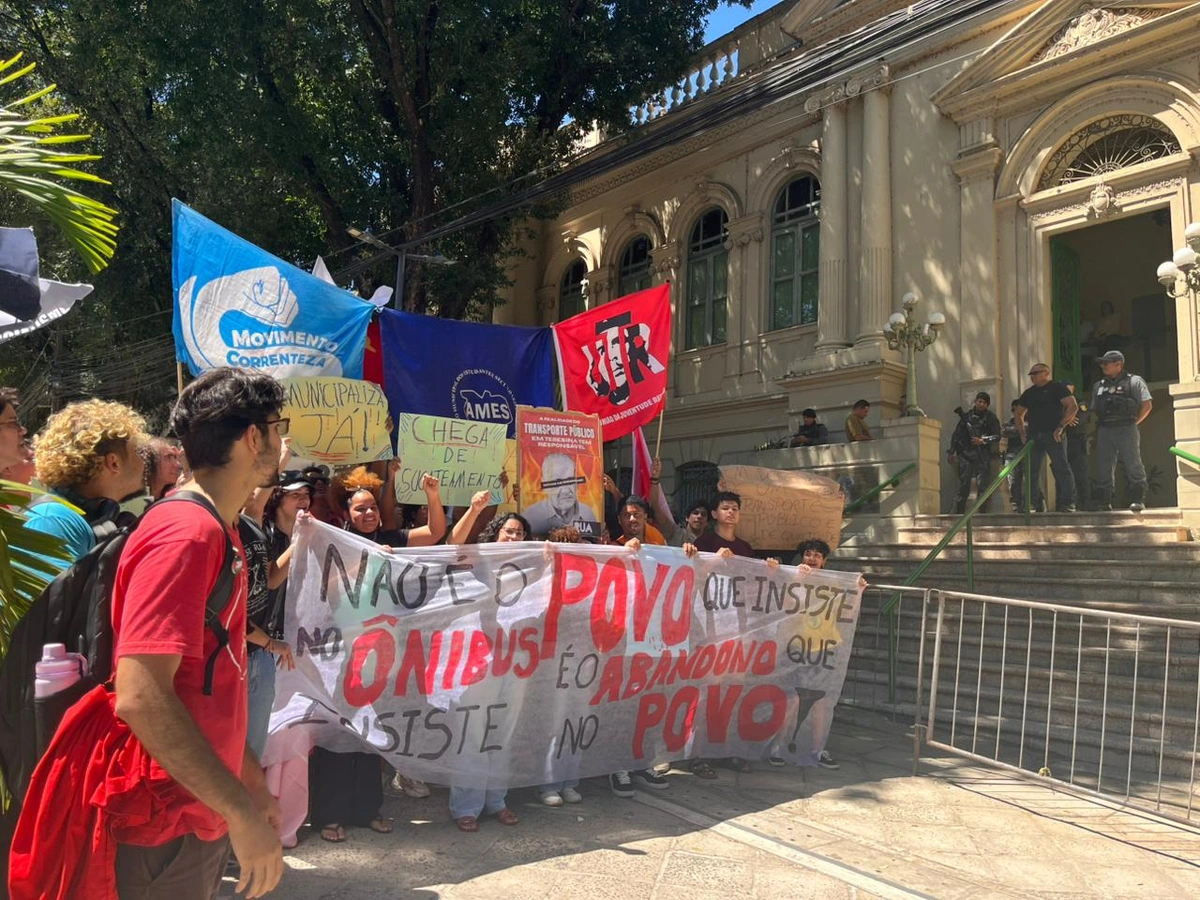 Motoristas de app e estudantes protestam em frente à Prefeitura de Teresina