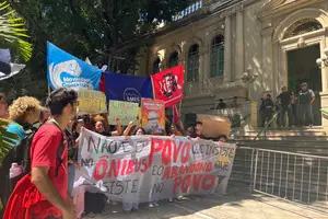 Motoristas de app e estudantes protestam em frente à Prefeitura de Teresina (Foto: Reprodução)