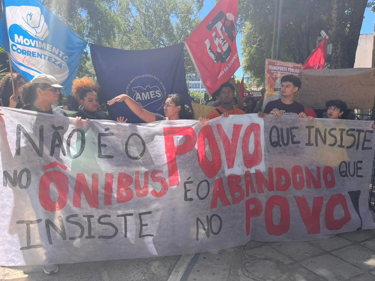 Motoristas de app e estudantes protestam em frente à Prefeitura de Teresina