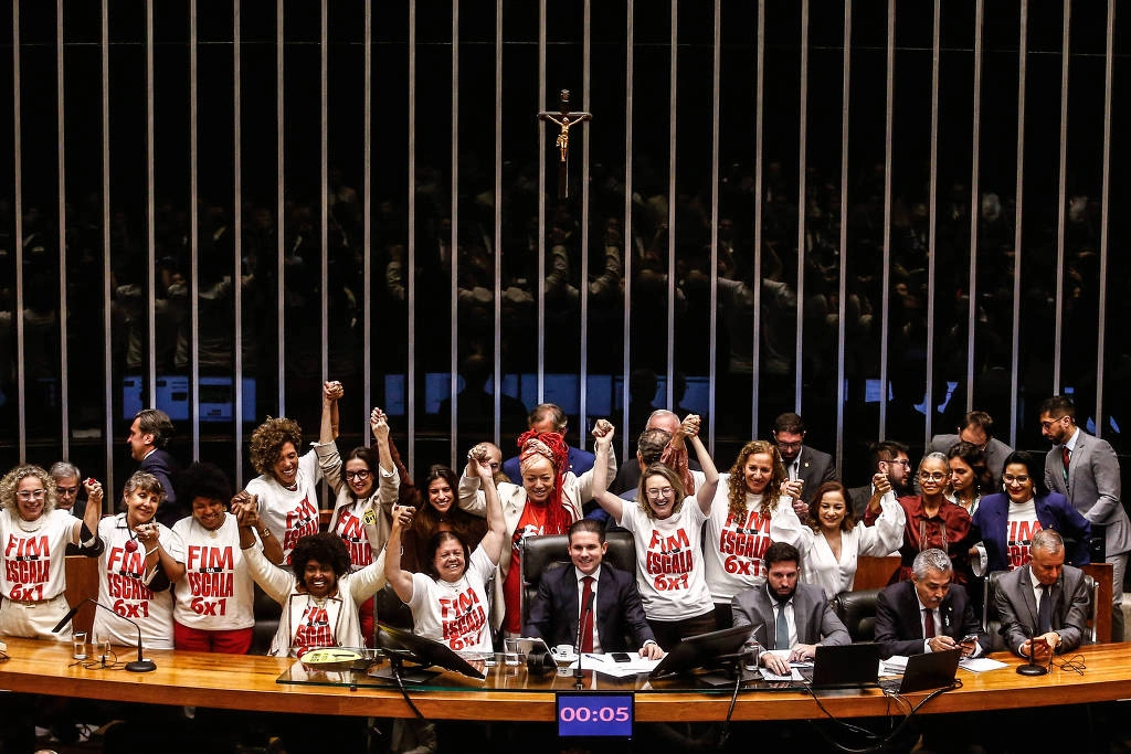 Mulheres da base governista durante a sessão de votação da PEC que acaba com a escala 6x1