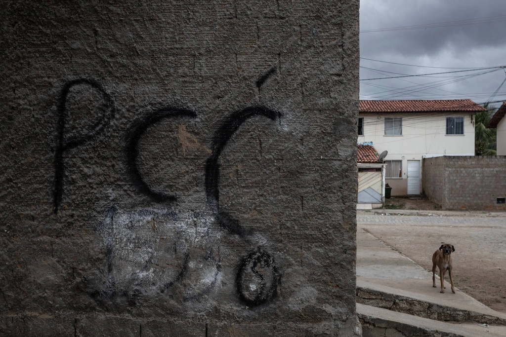 Muro de casa localizada na comunidade de Mandacaru em Jequié, no estado da Bahia, pichado com símbolo de facção criminosa