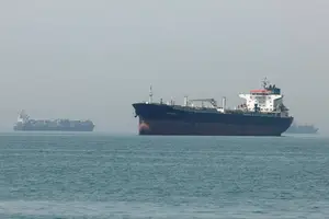 Navios aguardam no estreito de Hormuz (Foto: Reuters)
