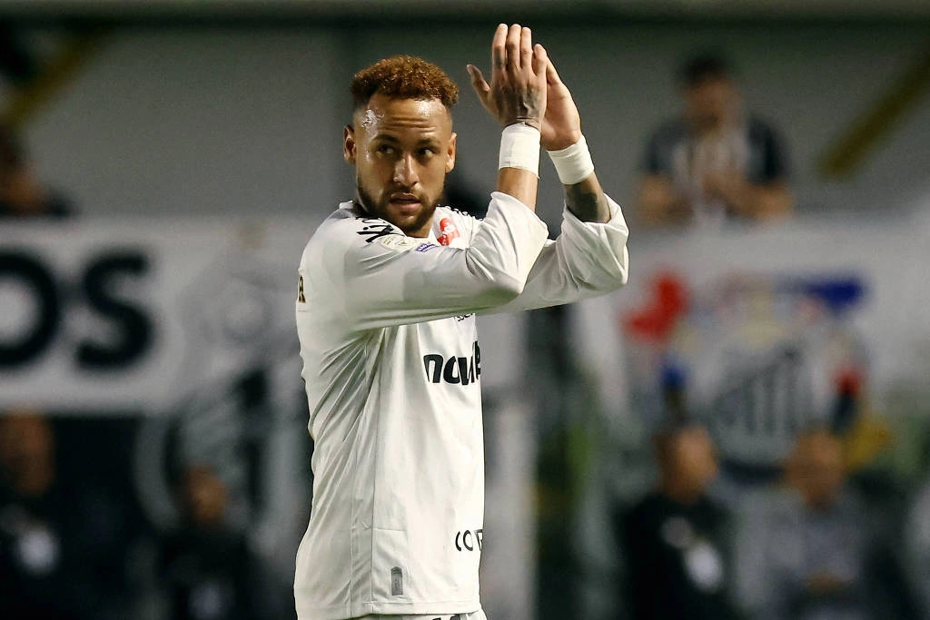 O atacante Neymar é substituído depois de marcar um dos gols da vitória do Santos sobre o Bragantino, pelo Campeonato Brasileiro