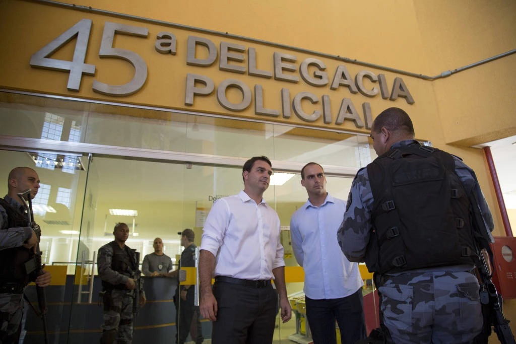 O então deputado estadual Flávio Bolsonaro e seu irmão, Eduardo, em delegacia do Rio