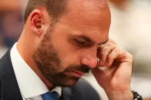 O ex-deputado federal Eduardo Bolsonaro durante sessão na CCJ da Câmara, no Congresso Nacional, em Brasília - 28 de março de 2023 (Foto: Wilton Junior/Estadão Conteúdo)
