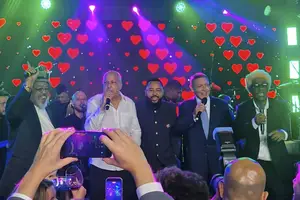 O novo presidente do TSE, Kassio Nunes Marques, canta com Jorge Aragão, Sombrinha, Dudu Nobre e Ivo Meirelles em festa de comemoração após solenidade (Foto: Reprodução)