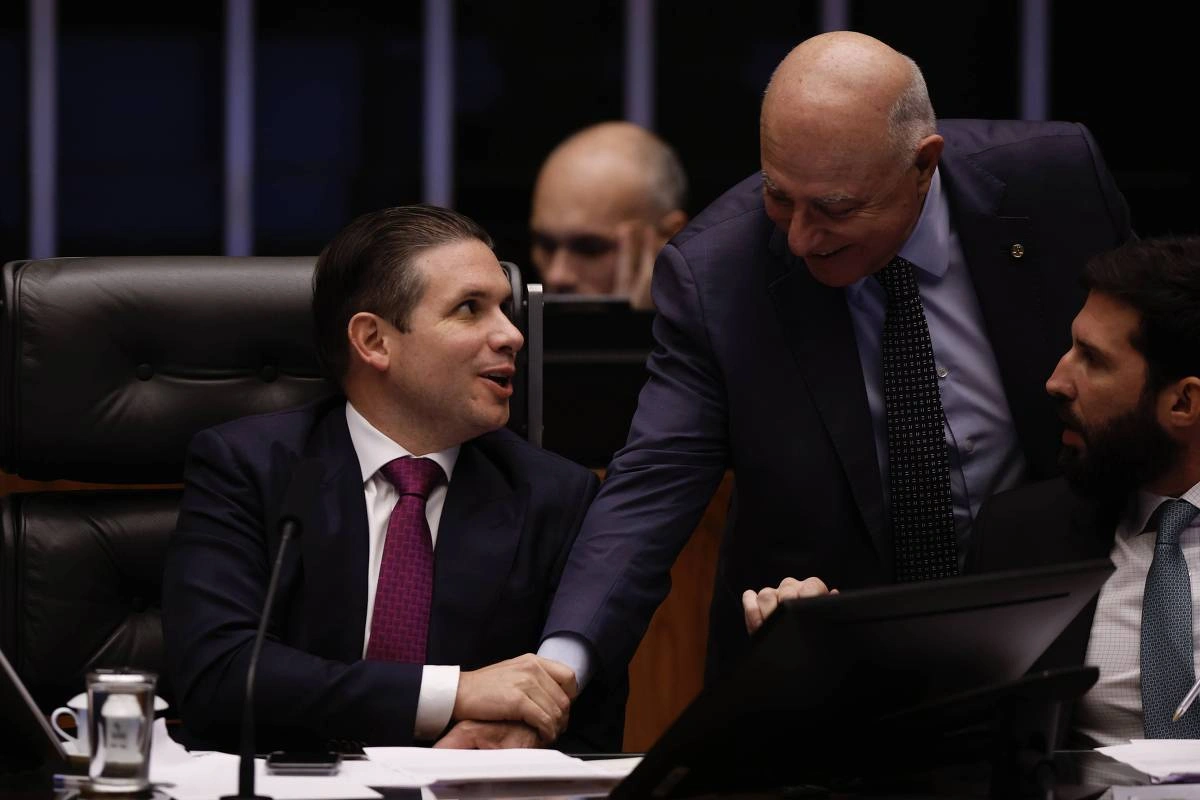 O presidente da Câmara, Hugo Motta, e o deputado Arnaldo Jardim, relator do projeto