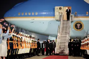 O presidente dos EUA, Donald Trump, desembarca em Pequim, na China -13 de maio de 2026 (Foto: Evan Vucci/ Pool via Reuters)