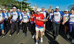 Lula mantém rotina de exercícios e aparece caminhando após cirurgia
