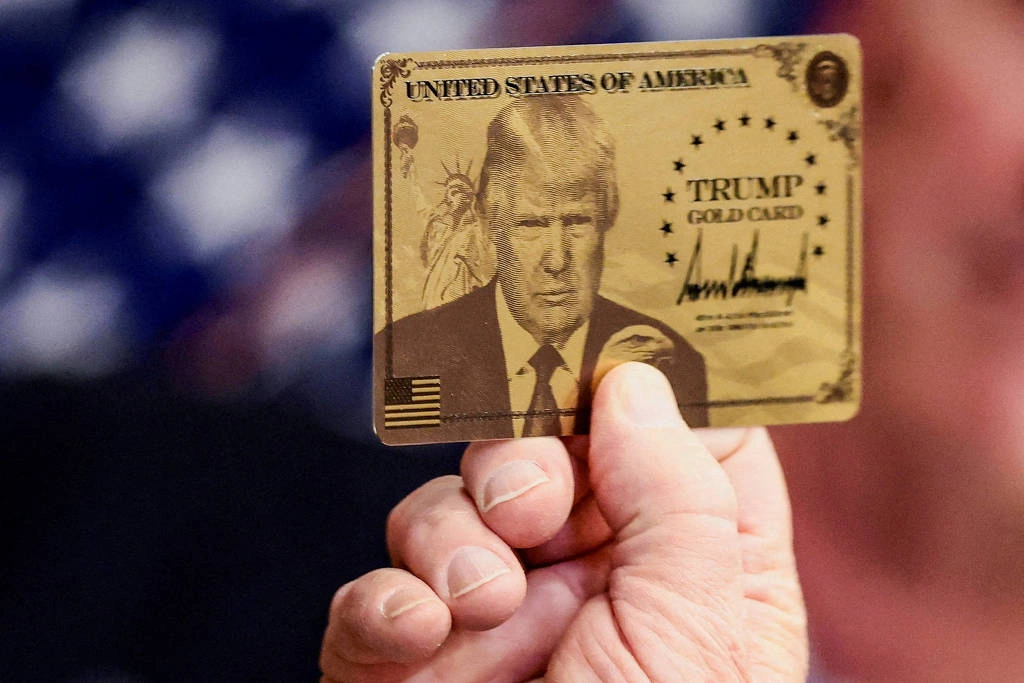 O presidentes dos Estados Unidos, Donald Trump, mostra o gold card, que simboliza programa para acelerar concessão de vistos de residência ao custo de US$ 1 milhão para o solicitante