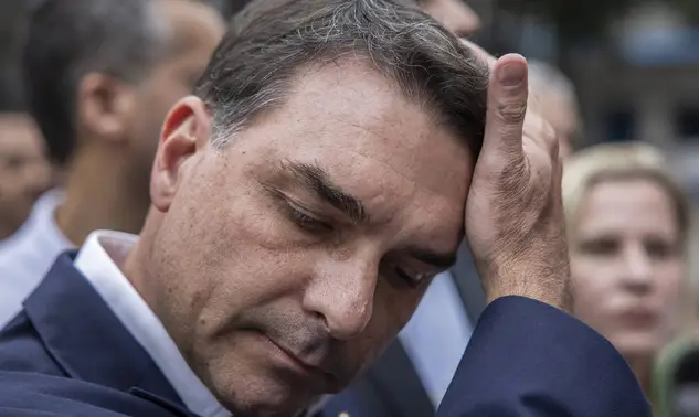 Do “governo acabou” ao “explica isso aqui”: Flávio entra na defensiva