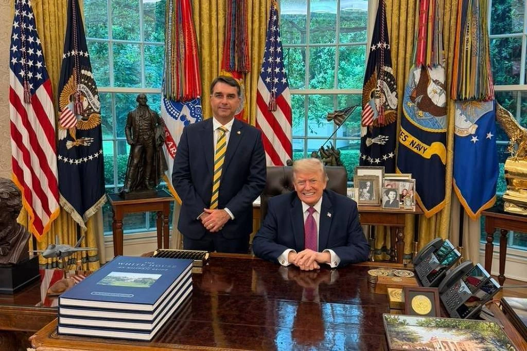 O senador Flávio Bolsonaro (PL-RJ) se encontra com o presidente americano, Donald Trump, na Casa Branca