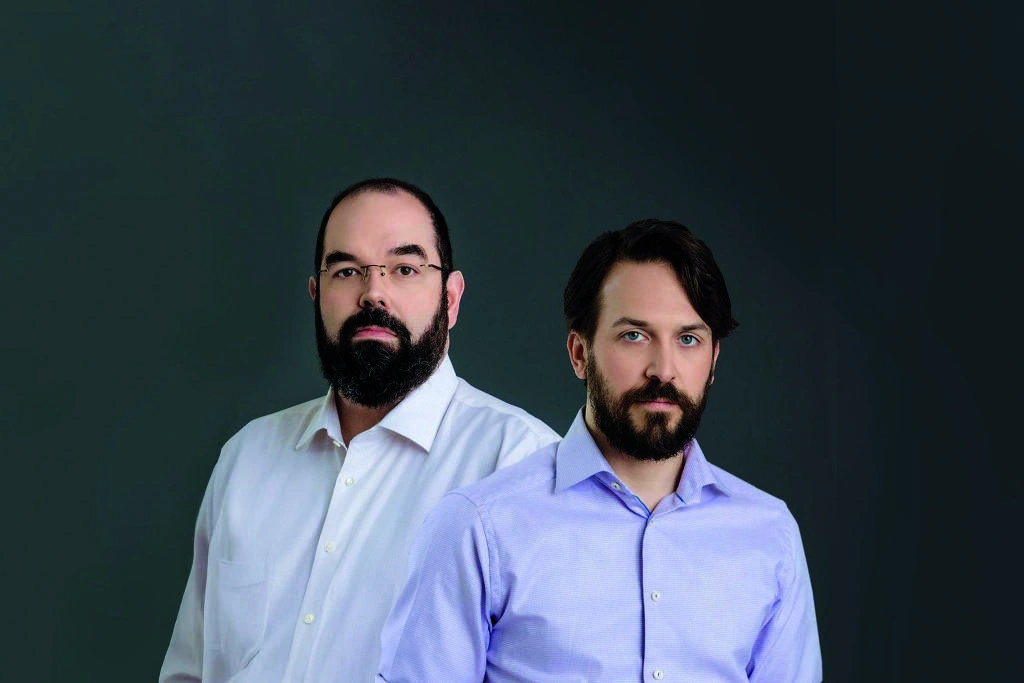 Os escritores e cientistas da computação Eliezer Yudkowsky (à esq.) e Nate Soares