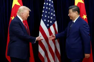 Os presidentes dos Estados Unidos, Donald Trump, e da China, Xi Jinping, se cumprimetam durante reunião bilateral em Busan, na Coreia do Sul (Foto: Evelyn Hockstein/REUTERS)