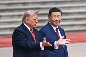 Os presidentes norte-americano, Donald Trump, e chinês, Xi Jinping, durante uma cerimônia de boas-vindas em Pequim - 13 de maio de 2026 (Foto: Brendan Smialowski/AFP)