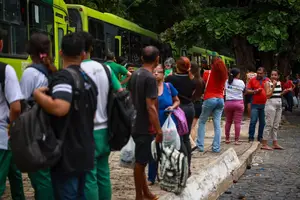 Paralisação dos ônibus na Praça da Bandeira no centro de Teresina (Foto: Reprodução)