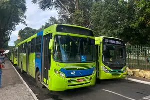 Paralisação dos ônibus na Praça da Bandeira no centro de Teresina na lateral (Foto: Reprodução)