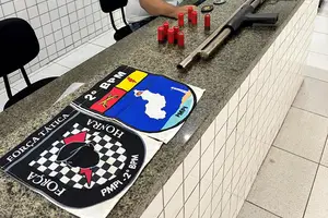 Polícia apreende arma, munições e drogas em casa abandonada no litoral do Piauí (Foto: SSP-PI)
