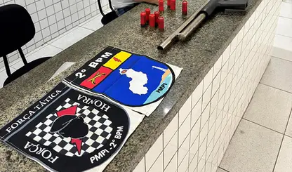 Polícia apreende arma, munições e drogas em imóvel usado pelo crime no litoral