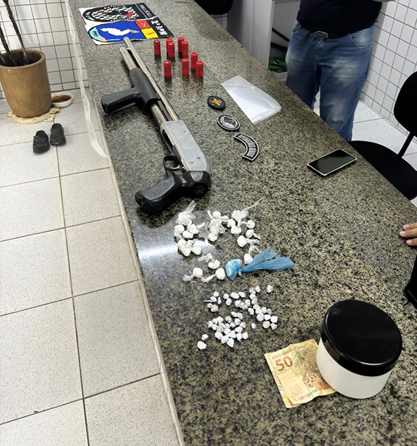 Polícia apreende arma, munições e drogas em casa abandonada no litoral do Piauí