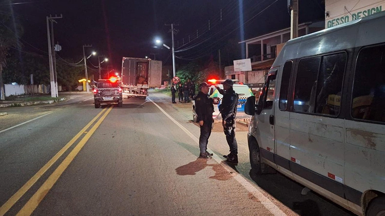 Polícia prende 15 suspeitos e apreende carga de cigarros contrabandeados em Luís Correia