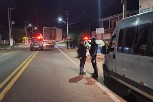 Polícia prende 15 suspeitos e apreende carga de cigarros contrabandeados em Luís Correia (Foto: Polícia Militar)