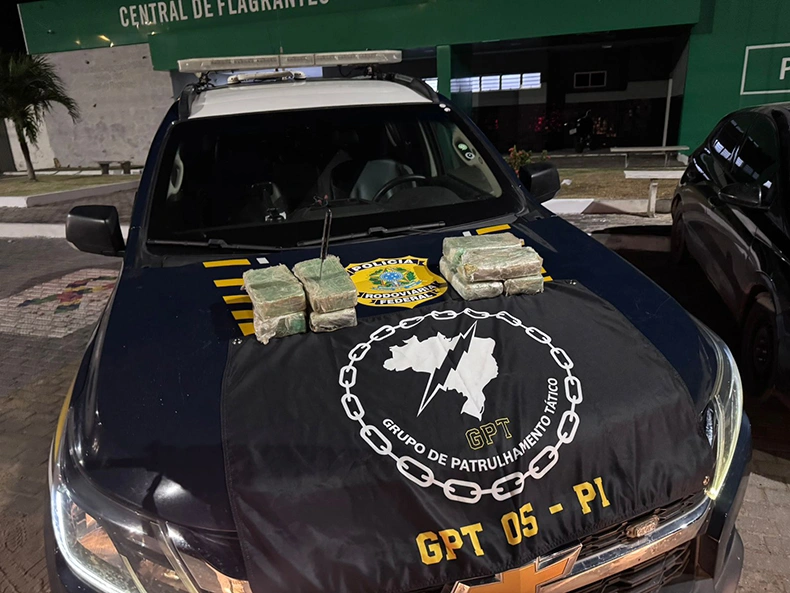 Polícia Rodoviária Federal (PRF) apreendeu, na noite desta quarta-feira (20), cerca de 10 quilos de substância análoga a crack durante uma abordagem na BR-343, em Parnaíba