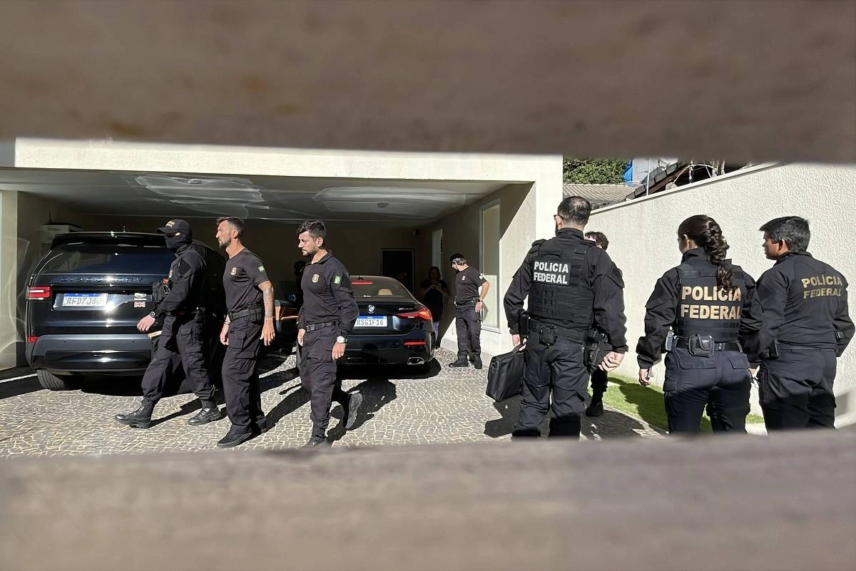 Policiais federais deixam a casa do senador Ciro Nogueira em operação de busca e apreensão do caso Master