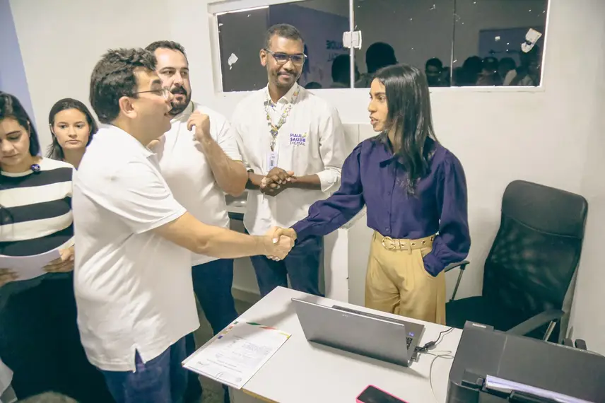 Rafael entrega obras, asfalto e saúde digital em cidades do Sul do Piauí